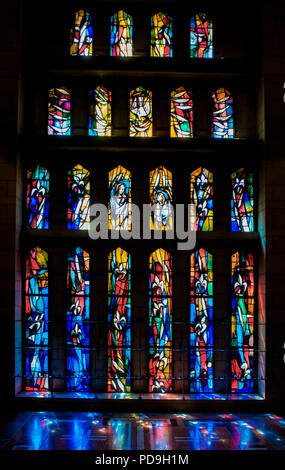 Nazareth, Israel 17 Mai 2018: Dramatische Glasfenster in der Basilika der Verkündigung, von Giovanni Muzio, 1969 entworfen, über Byzant gebaut Stockfoto