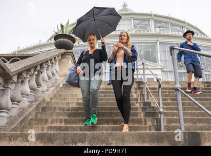 Kopenhagen, Dänemark - 7. Juli 2017. Menschen, die während der Regen auf dem Kopenhagener Botanischen Gärten. Das Palm House, historischen Gewächshaus. Stockfoto