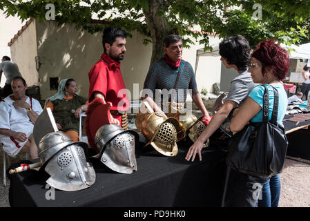 Eine Reihe von Gladiator Helm auf Display während einer Geschichte Event Wochenende innerhalb der Mauern der Zitadelle in Ajaccio Ajaccio auf Korsika, Frankreich, statt. Stockfoto