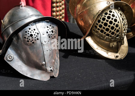 Eine Reihe von Gladiator Helm auf Display während einer Geschichte Event Wochenende innerhalb der Mauern der Zitadelle in Ajaccio Ajaccio auf Korsika, Frankreich, statt. Stockfoto