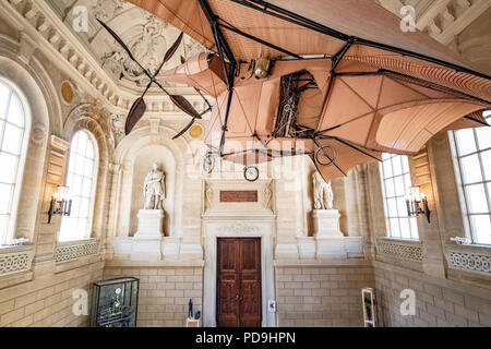 Avion III, das Steampunk-Fledermaus-Flugzeug im Musée des Arts et Métiers in Paris, Frankreich Stockfoto