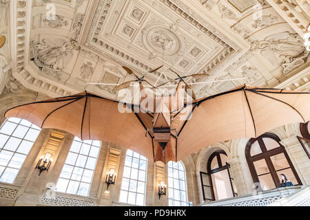 Avion III, das Steampunk-Fledermaus-Flugzeug im Musée des Arts et Métiers in Paris, Frankreich Stockfoto