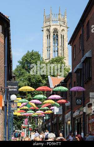 Bunte Regenschirme über Coppergate Center, York, North Yorkshire, England, Großbritannien. Stockfoto