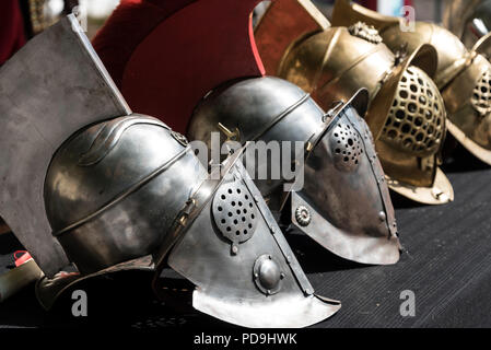 Eine Reihe von Gladiator Helm auf Display während einer Geschichte Event Wochenende innerhalb der Mauern der Zitadelle in Ajaccio Ajaccio auf Korsika, Frankreich, statt. Stockfoto