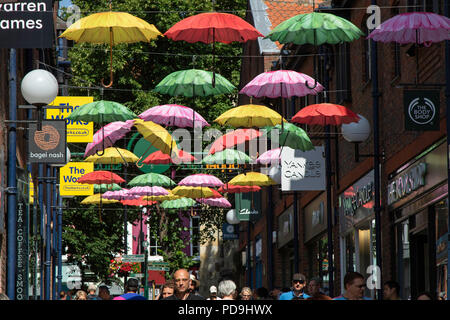 Viele farbenfrohe Regenschirme hängen über dem Coppergate Shopping Centre, York, North Yorkshire, England, Großbritannien. Stockfoto