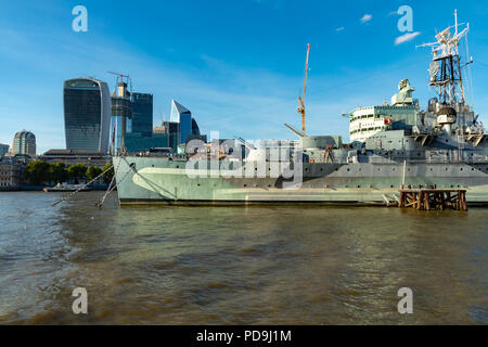 London England August 04, 2018 HMS Belfast und der City von London, über den Fluss Themse gesehen Stockfoto