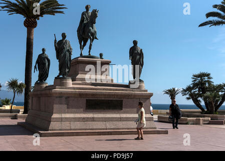 Ein Monument, das von Napoleon Bonaparte gekleidet wie ein römischer Kaiser auf seinem Pferd mit seinen vier Brüdern gekleidet, wie Römische Senatoren in place du General de Gaull Stockfoto