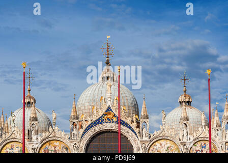 Der heilige Markus Basilika wundervollen gotischen Türme, Zinnen und byzantinische Kuppeln mit Wolken in Venedig Stockfoto