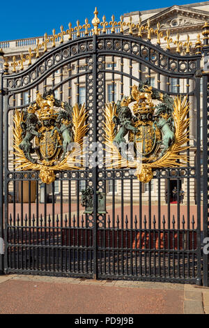 London England August 05, Royal Crest 2018 auf das Tor der Buckingham Palace, das London Residenz Ihrer Majestät Queen Elizabeth 2. Stockfoto