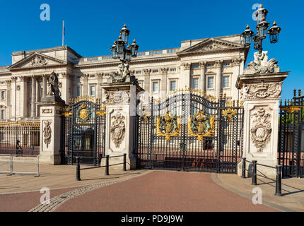 London England August 05, Royal Crest 2018 auf das Tor der Buckingham Palace, das London Residenz Ihrer Majestät Queen Elizabeth 2. Stockfoto