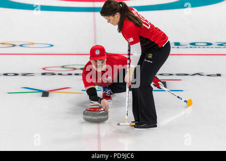 Rebecca and Matt Hamilton (USA) competing in the Mixed Doubles Curling round robin at the Olympic Winter Games PyeongChang 2018 Stockfoto