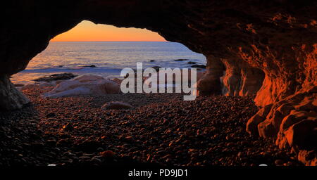 Blick vom Meer Höhle unter Bier Kopf in Devon bei Sonnenaufgang auf der Jurassic Coast Weltnaturerbe Stockfoto