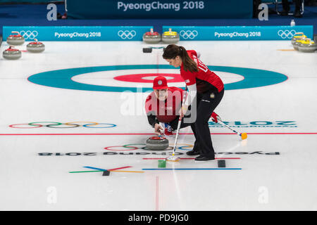 Rebecca and Matt Hamilton (USA) competing in the Mixed Doubles Curling round robin at the Olympic Winter Games PyeongChang 2018 Stockfoto