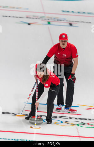 Matt and Rebecca Hamilton (USA) competing in the Mixed Doubles Curling round robin at the Olympic Winter Games PyeongChang 2018 Stockfoto