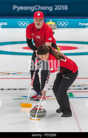 Matt and Rebecca Hamilton (USA) competing in the Mixed Doubles Curling round robin at the Olympic Winter Games PyeongChang 2018 Stockfoto