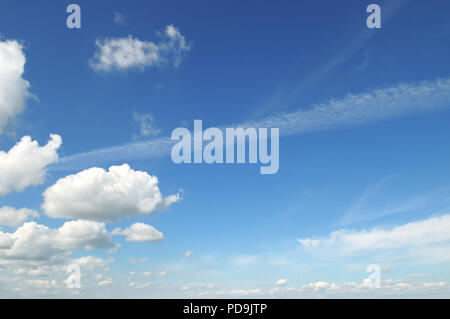 Cumulus-Wolken am blauen Himmel Licht Stockfoto