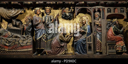 Kunstvoll geschnitzten und bemalten Fries im Inneren der Kathedrale Notre Dame, die Anbetung der Heiligen Drei Könige, Weltkulturerbe der UNESCO in Paris, Frankreich Stockfoto