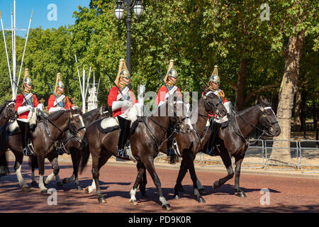 London England August 05, 2018 eine Abordnung von Soldaten der Rettungsschwimmer Regiment der Household Cavalry Fahrten entlang der Mall außerhalb Buckingham Pa Stockfoto