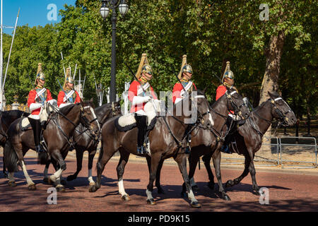 London England August 05, 2018 eine Abordnung von Soldaten der Rettungsschwimmer Regiment der Household Cavalry Fahrten entlang der Mall außerhalb Buckingham Pa Stockfoto