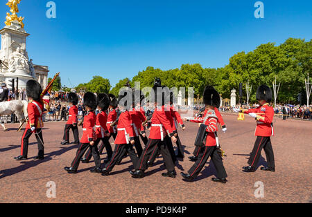 London England August 05, 2018 eine Abteilung der Grenadier Guards kommt am Buckingham Palace während der Änderung der Guard Zeremonie Stockfoto