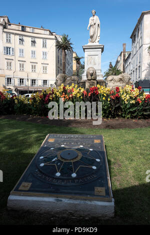 Statue von Napoleon Bonaparte gekleidet wie ein römischer Kaiser rund vier Brunnen Lions um den Springbrunnen in Place de Marechal Foch in der Alten Stockfoto