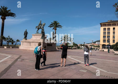 Ein Monument, das von Napoleon Bonaparte gekleidet wie ein römischer Kaiser auf seinem Pferd mit seinen vier Brüdern gekleidet, wie Römische Senatoren in place du General de Gaull Stockfoto