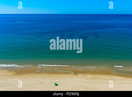 Leere Sandstrand an der Küste der Algarve in der Nähe von Praia da Luz, Algarve, Portugal Stockfoto