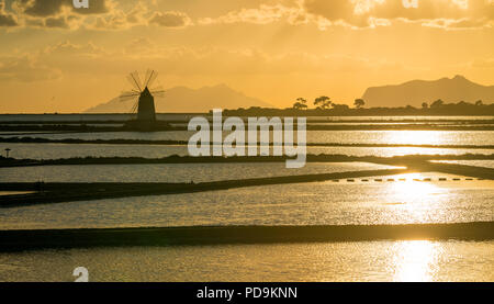 Sonnenuntergang in den Naturpark der "aline dello Stagnone', in der Nähe von Marsala und Trapani, Sizilien. Stockfoto