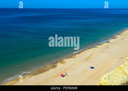 Lange leere Sandstrand an der Algarve Küste in der Nähe von Praia da Luz, Algarve, Portugal Stockfoto