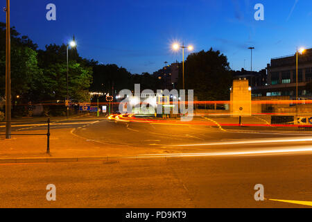 Auto trail Lichter in den Queensway Tunnel (Tunnel) Mersey Liverpool UK in der Abenddämmerung. Stockfoto