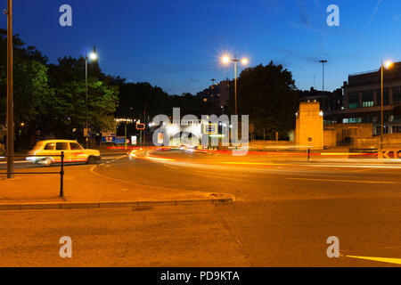 Auto trail Lichter in den Queensway Tunnel (Tunnel) Mersey Liverpool UK in der Abenddämmerung. Stockfoto