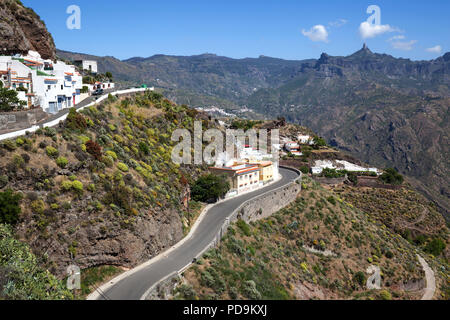 Mountain Village Artenara, Caldera de Tejeda, Barranco de Tejeda, hinter dem Kult Felsen Roque Nublo, Gran Canaria, Kanarische Inseln Stockfoto