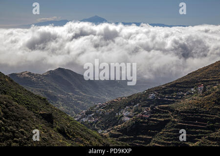 Blick in den Barranco Hondo de Abajo, an Juncalillo, Handel Wind Wolken und Insel Teneriffa mit Vulkan Teide, Gran Canaria Stockfoto