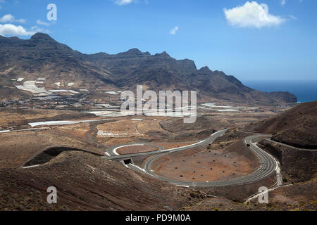 Ansicht des townsmall La Aldea de San Nicolas de Tolentino und die kargen Berge Montana de Horgazales, Autobahn, Gran Canaria Stockfoto