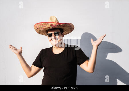 Fröhliche junge männliche Person im Sombrero. Mexiko Unabhängigkeit festliche Konzept der Mann mit nationalen Mexican Hat Stockfoto