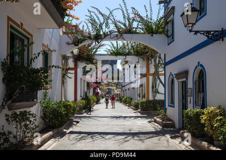 Typische Gasse verziert mit Blumen, Puerto de Mogan, Gran Canaria, Kanarische Inseln, Spanien Stockfoto