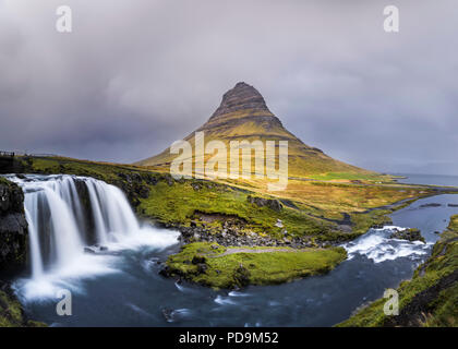 Stürmisches Wetter über Mount Kirkjufell mit Kirkjufellsfoss Wasserfall, Grundarfjordur, Halbinsel Snaefellsnes, Vesturland, Island Stockfoto