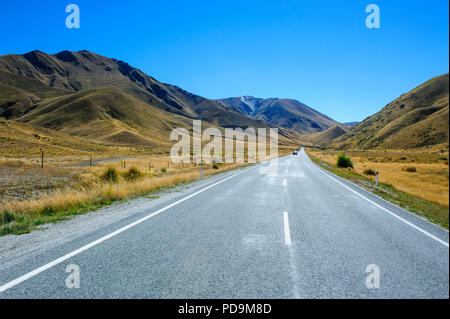 Berglandschaft mit Autobahn rund um das Lindis Pass, Südinsel, Neuseeland Stockfoto