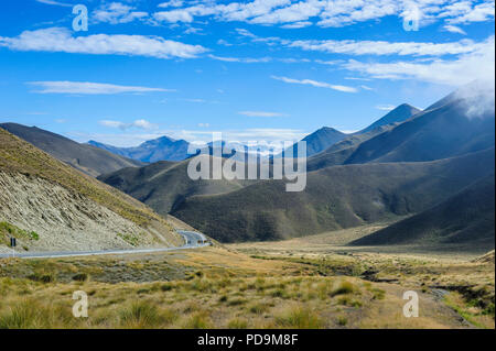 Berglandschaft mit Autobahn rund um das Lindis Pass, Südinsel, Neuseeland Stockfoto