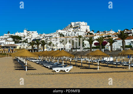 Sonnenliegen am Strand, Praia da Luz, Algarve, Portugal Stockfoto