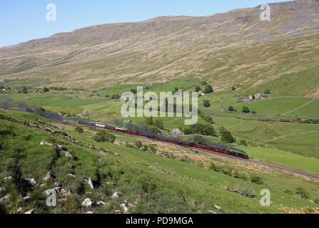 45231 Köpfe Vergangenheit hohe Bank auf Mallerstang mit einem zurückgehenden Fellsman tour. Stockfoto