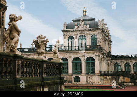 Zwinger in Dresden in Deutschland gegen den blauen Himmel. Es war im 17. Jahrhundert gebaut. Eine der Sehenswürdigkeiten der Stadt. Stockfoto