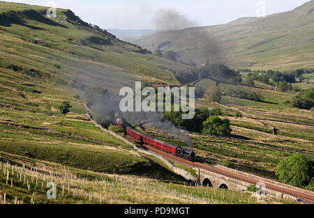 45690 Leander Köpfe Vergangenheit Aisgill Viadukt am 5.6.18 mit einem zurückgehenden Dalesman tour. Stockfoto