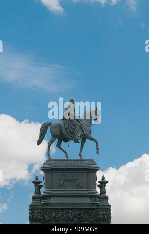 Die Statue des Königs Johann Sächsische in Dresden in Deutschland gegen den blauen Himmel. Stockfoto