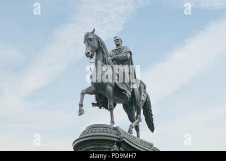 Die Statue des Königs Johann Sächsische in Dresden in Deutschland gegen den blauen Himmel. Stockfoto