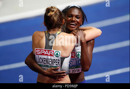 Großbritanniens Dina Asher-Smith (rechts) feiert Gold gewinnen in der Frauen 100m Finale mit Platz 2 der deutschen Gina Luckenkemper während des Tages eine der Europäischen Leichtathletik WM 2018 im Olympiastadion, Berlin. Stockfoto