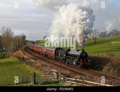 B1 61624 Köpfe Vergangenheit Starricks Bauernhof mit seinen geladen, Probelauf aus Carnforth. Stockfoto