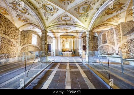 Interieur mit Knochen gelegt Wände und Fresken an der Decke, Kapelle der Knochen, die in der Königlichen Kirche des Hl. Franziskus, Evora, Alentejo Stockfoto
