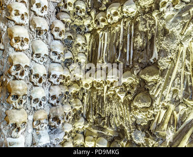 Nahaufnahme der Schädel an der Wand, Kapelle der Knochen, die in der Königlichen Kirche des Hl. Franziskus, Évora, Alentejo, Portugal Stockfoto