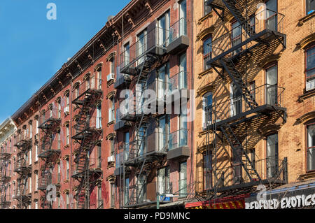 Fassaden mit schmiedeeisernen Feuer auf der Bedford Avenue in Williamsburg, Brooklyn, New York City, USA Stockfoto